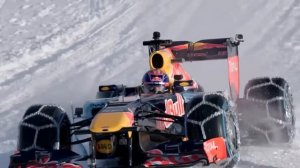 Болид формулы 1 на снежной трассе.