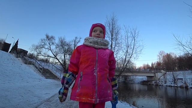 ВЛОГ Покатушки без снега 😁 Катаемся с горки зимой 10 января 2018 г. смотреть онлайн