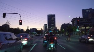 Сантьяго, Чили. Автомобильная поездка на закате солнца