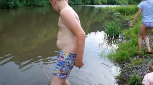 Дети ловят палкой большую щуку. Приманка маленькая рыбка. Fun fishing