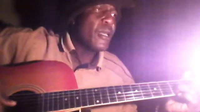 Simon Ngaka chante "Aimer c'est partager" avec sa guitare acoustique смотреть онлайн