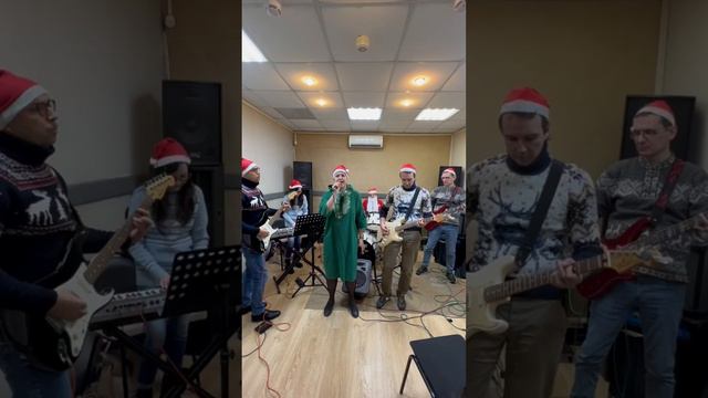 Новогоднее поздравление от нашей группы 😊🌲#влесуродиласьелочка