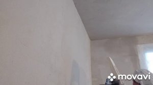 Выравнивание гладилкой, шпателями стены вдоль угла