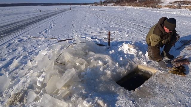 Fish in crystal glaze, How to keep fish fresh in the wild taiga, Russia, the Far East смотреть онлайн