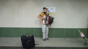 Виртуозно сыграл на аккордеоне сложнейшее произведение Вивальди в подземном переходе в Минске