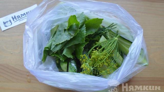 Малосольные огурцы в пакете с чесноком и укропом