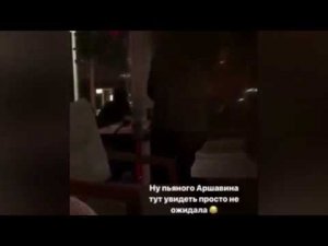Андрей Аршавин развлекся с двумя девушками в баре