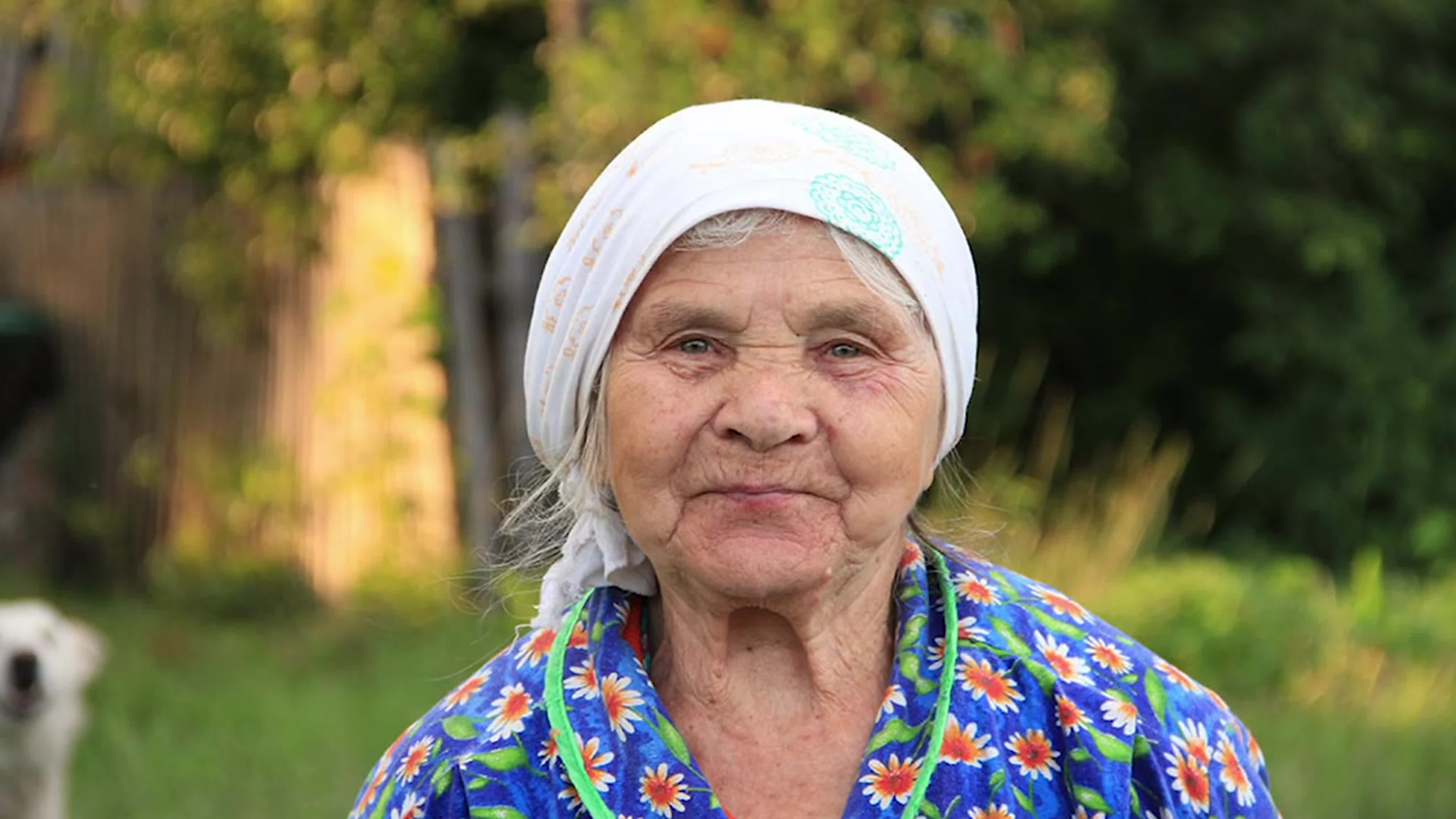 Красивая русская старушка. Пожилая женщина в платке. Фото бабушки. Милые бабушки. Бабушка с добрыми глазами.