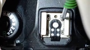 Как подкрутить горячий башмак на canon.