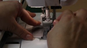 Заправка нити в иглу с помощью нитевдевателя в швейно-вышивальной машине PFAFF или Husqvarna