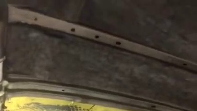 Оклеиваем металл потолка 3-х мм заранее разогретой виброизоляцией Comfort mat, затем 10 мм войлок смотреть онлайн