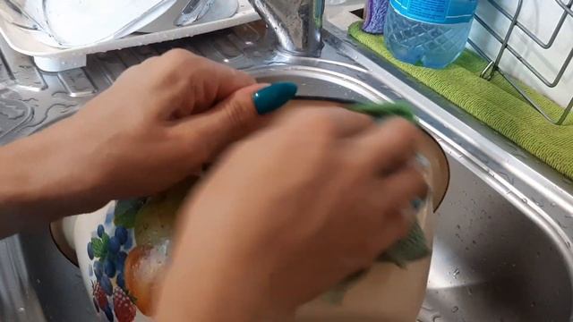 чем оттереть строительный клей и сосновую смолу? откуда столько хлама? как на дереве повисли камни?