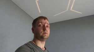 Как заправлять соты в натяжном потолке из световых линий