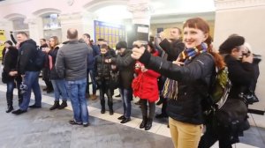 Флешмоб на вокзале в Запорожье  Люди спели на русском языке песню из к ф Весна н