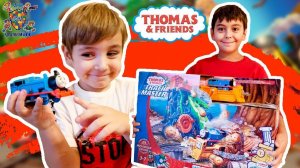 ЯРИК и ЭРИК распаковывают набор THOMAS & FRIENDS ОБВАЛ В ПЕЩЕРЕ c моторизированными паровозиками !