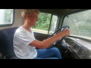 Ольга Роса учится ездить на ЗИЛ 130