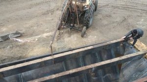 Установка двутавровых балок на завальную яму (ЗАВ-25) самодельным погрузчиком.