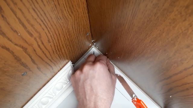 How to make the CORRECT INTERNAL ANGLE of a plinth or baguette at home without a miter box смотреть онлайн