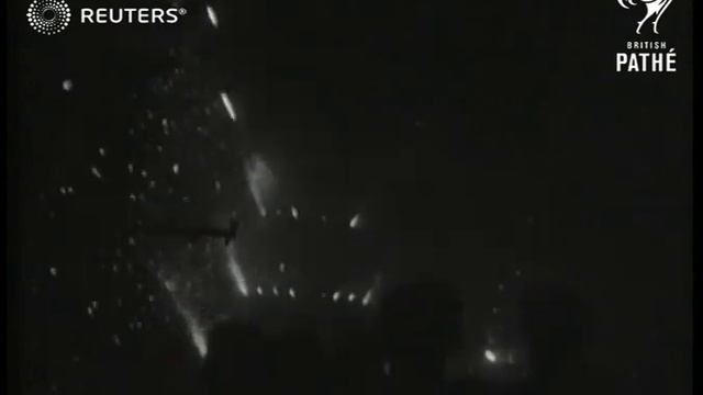 Edenbridge celebrates Guy Fawkes Day with a parade, fireworks, and bonfire (1947) смотреть онлайн