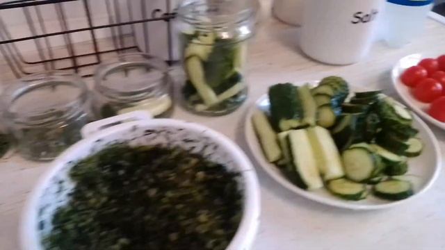 В дождливый осенний день делаю покупки, готовлю обед, рисую картину. смотреть онлайн