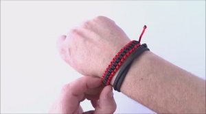 Пошаговое руководство по браслету, Как сплести браслет из атласных шнуров.