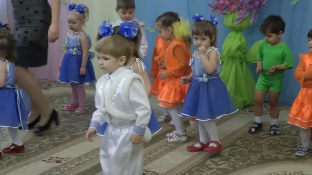 Танец Посмотрите мамочки на утреннике 8 Марта 2017 в яслях Муз рук Максюта Г В смотреть онлайн