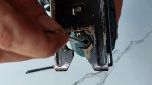 How to Change Jigsaw Blade | BOSCH GST 65 BE