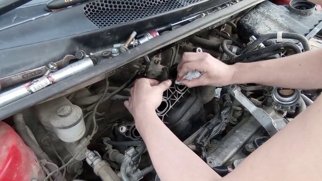 Замена прокладки впускного коллектора на Toyota Vitz 1szfe