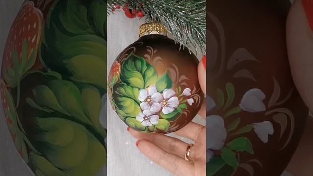 Арт. С50  Шар с ручной росписью 80 мм «Клубничка»