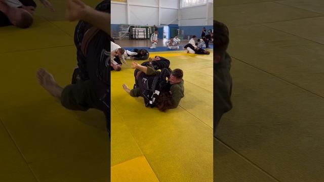 Борьба с первым черным поясом по джиу джитсу - Леонидом Гатовским