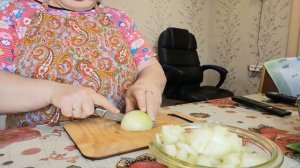 Жареная конина на обед, я в новом фартуке.