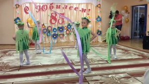 Танец с лентами под песню "Я рисую этот мир..."