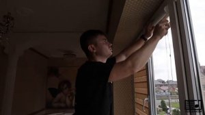 Монтаж рулонных штор кассетного типа модели зебра день-ночь