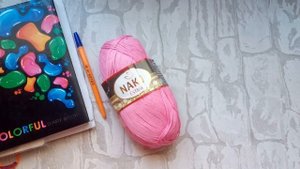 Ажурная косынка спицами для дочки из nako estiva
