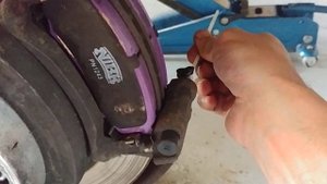 Замена пыльника направляющей заднего суппорта Toyota Land Cruiser Prado 120 150 FJ