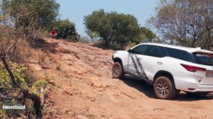 Fortuner Legender VS Hilux I Off Road I - rocky incline #toyota #hilux #fortunerlegendar