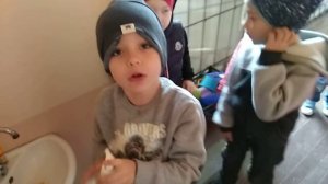 Как дети в детском саду играют