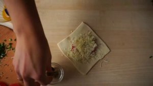 Быстрые слойки с колбасой и сыром.