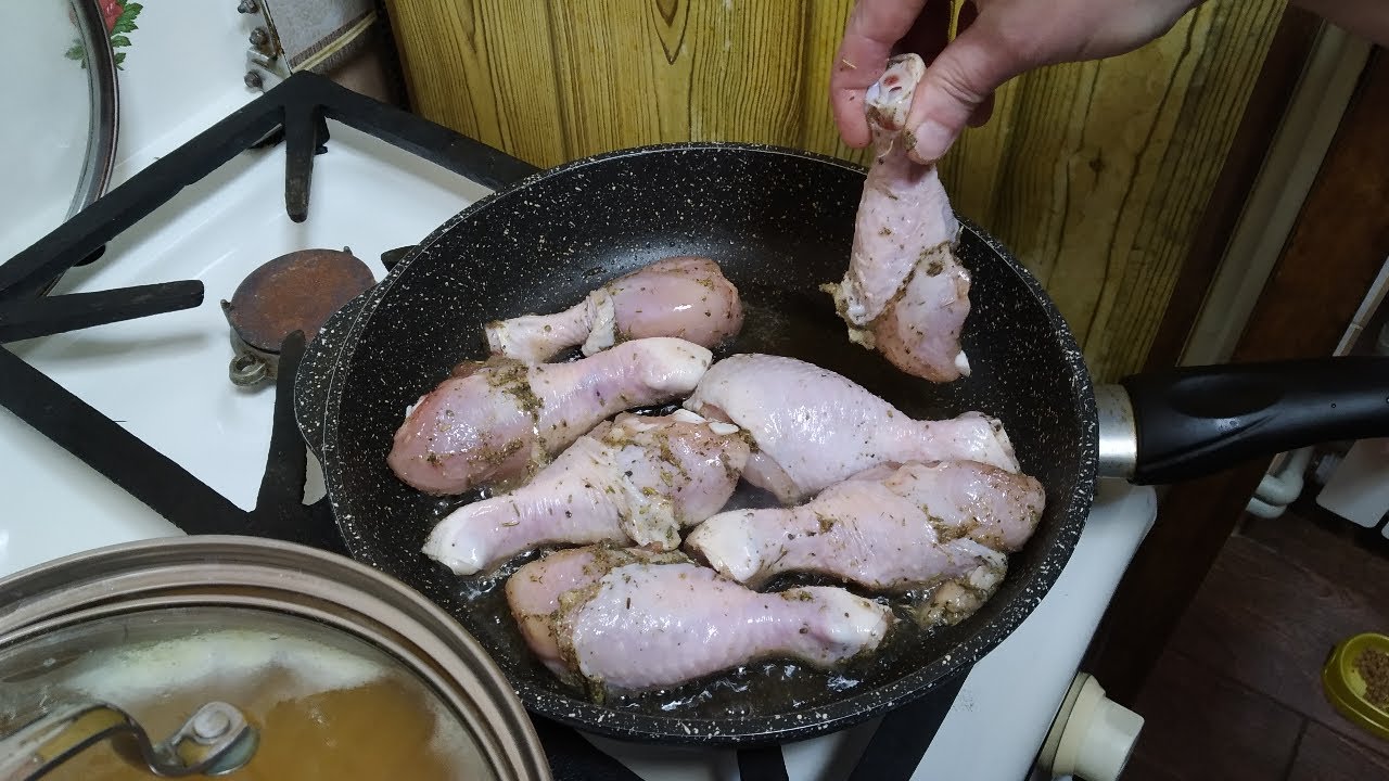 Как правильно жарить куриные. Жареные голени на сковороде. Маринад для куриных ножек на сковороде. Голени замариновать вкусно куриные для жарки на сковороде. Куриные ножки на сковороде с молоком.