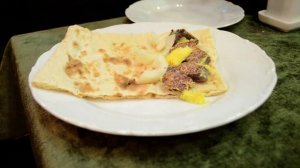 Михаил Ивановский пробует гагурму по-армянски.