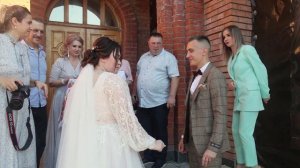 Родители встречают новобрачных по обычаю с караваем