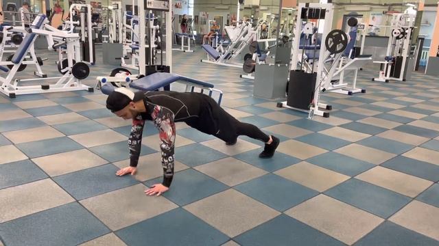 Касание плечей с планки на прямых руках смотреть онлайн