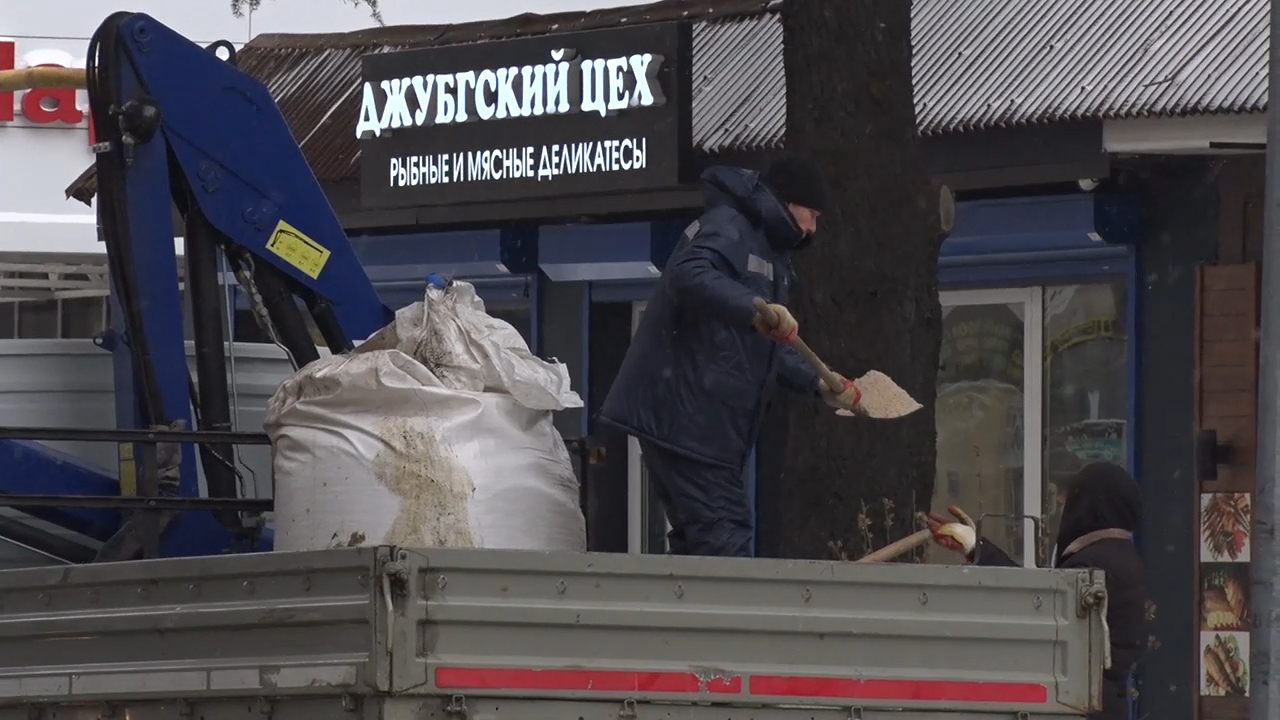 В Туапсе ликвидируют последствие непогоды: снега и сильного шквалистого ветра
