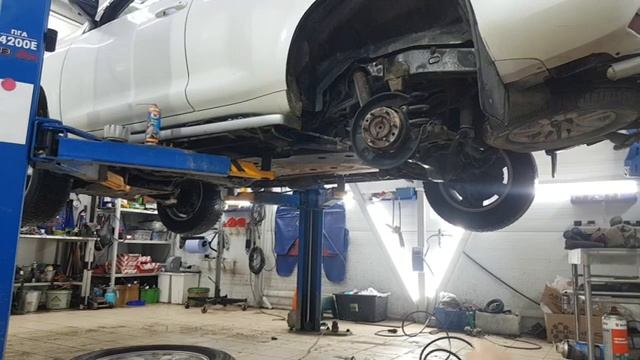 Land Cruiser Prado 150. Задние диски и колодки. Сравниваю колодки Akebono и оригинал "Akebono". смотреть онлайн