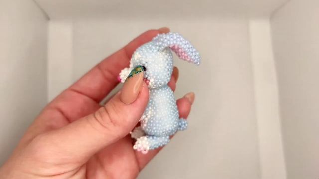 Кролик амигуруми из бисера