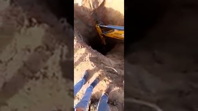 копаем колодец экскаватором