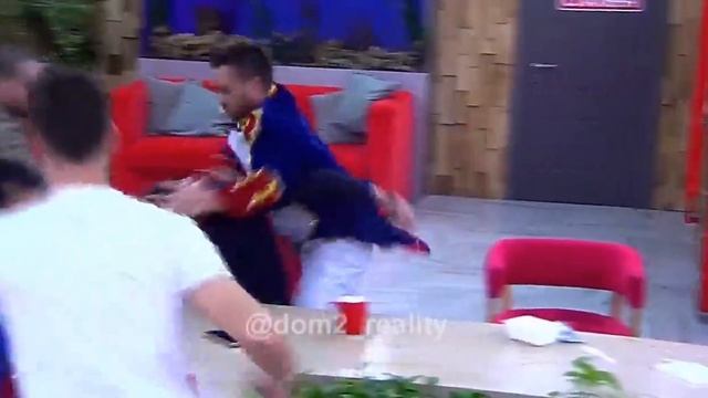 Безуса поддержал коллектив в драке с Алексом Ходом смотреть онлайн