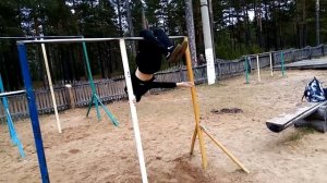 Упражнение на турниках (стульчик, топорик, пистолетик)