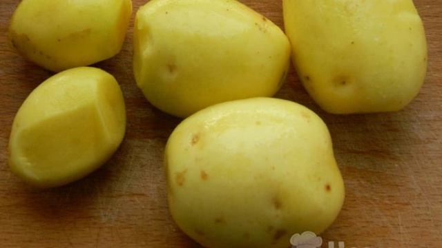 Молодая картошка с укропом и чесноком