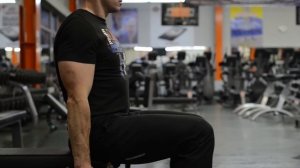 Молоток с гантелями сидя